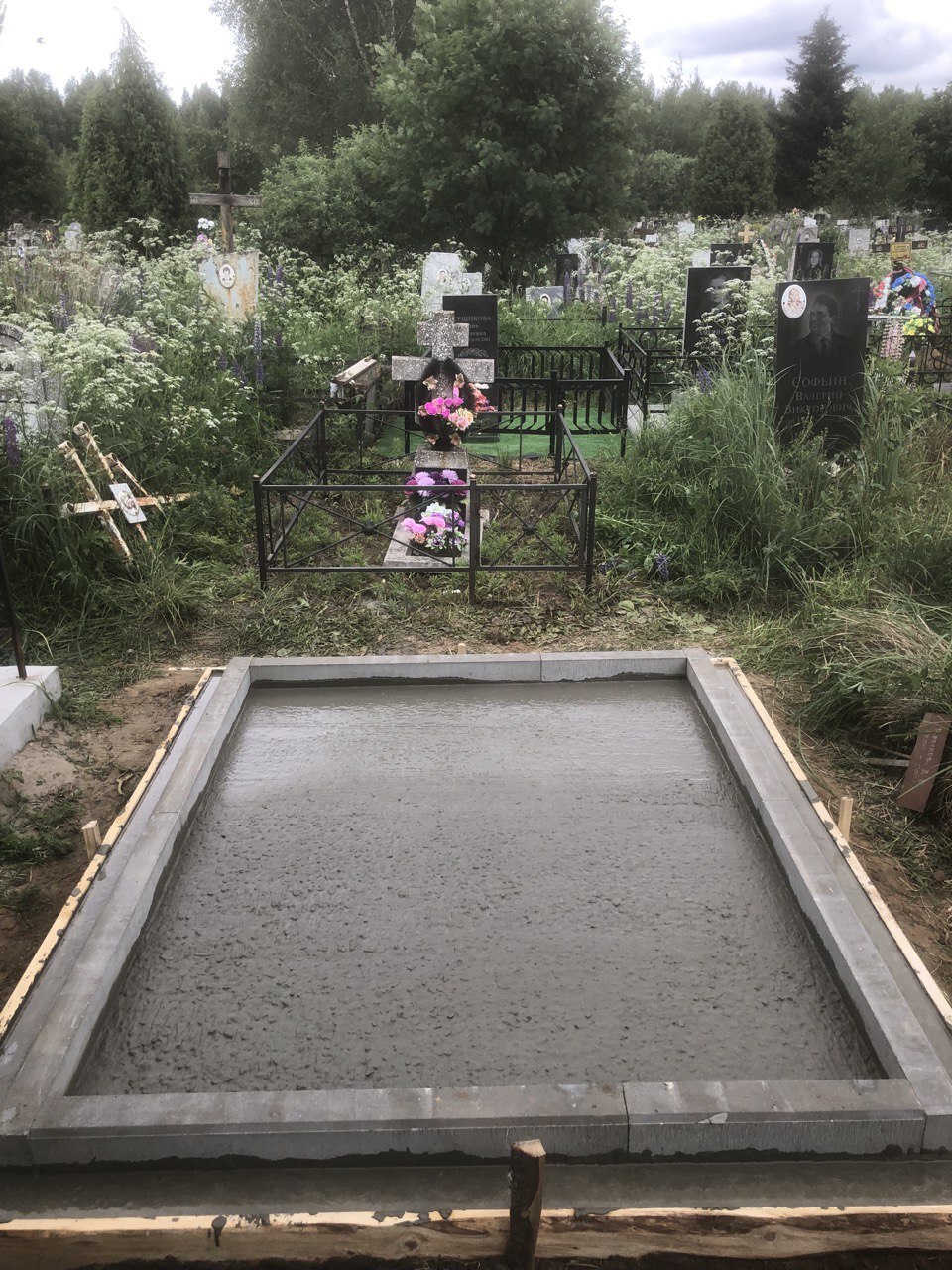 Благоустройство захоронения бордюром Заливка с армированием захоронения на кладбище